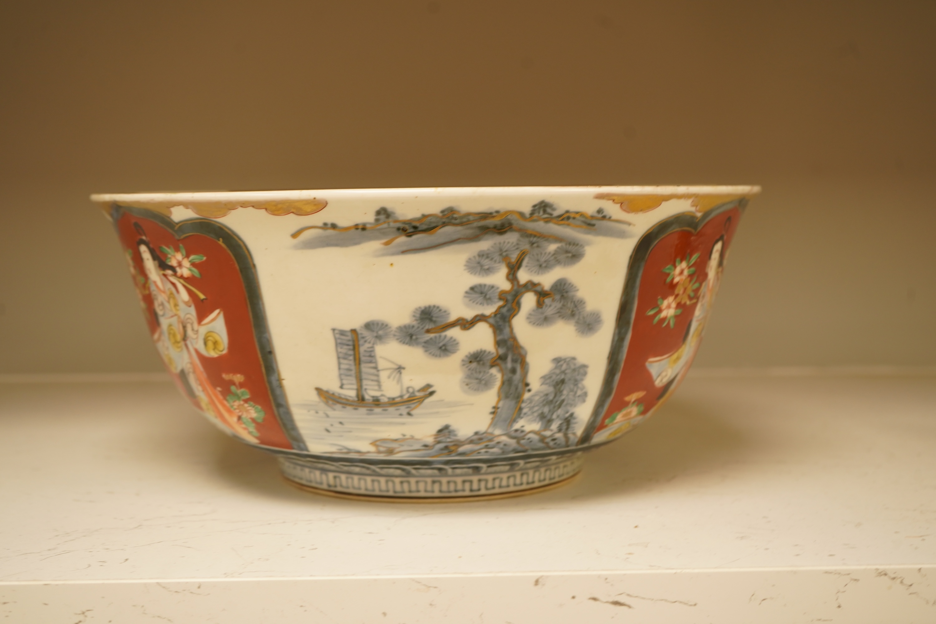 A 19th century Japanese Imari bowl, 31cm in diameter